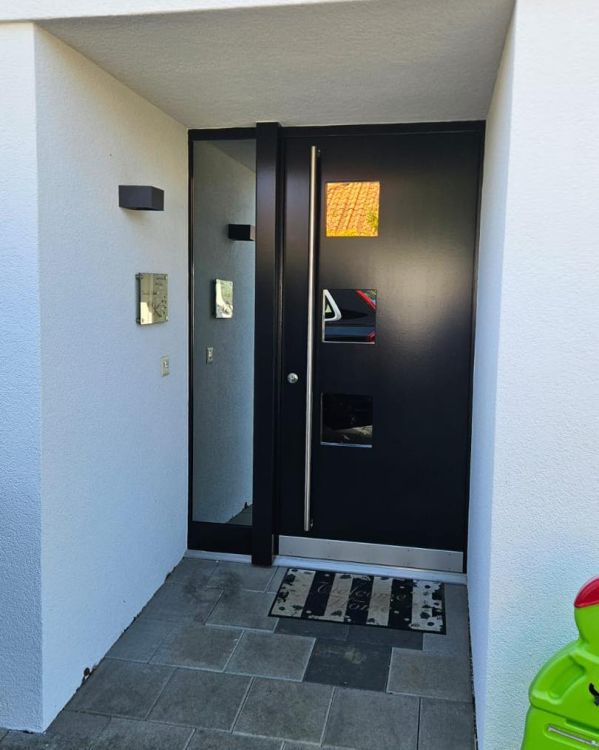 Einfamilienhaus Eingangstüre, Kreuzlingen, Mai 2025, nach der Renovation