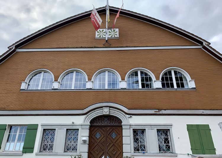 Holzwerk u. Fenster streichen, Schützenhaus Fohrenhölzli, Kreuzlingen Thurgau April 2021, vor der Renovation