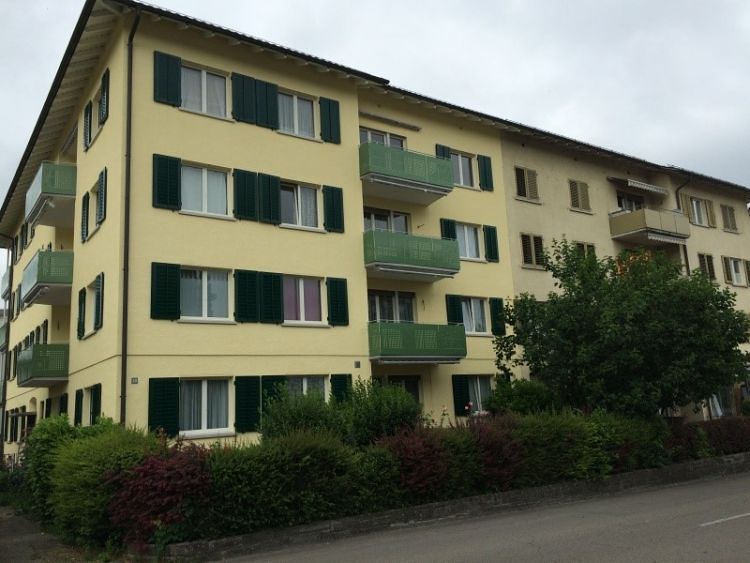 Fassadenrenovation MFH, Kreuzlingen Thurgau 2015, links renoviert / rechts noch alt